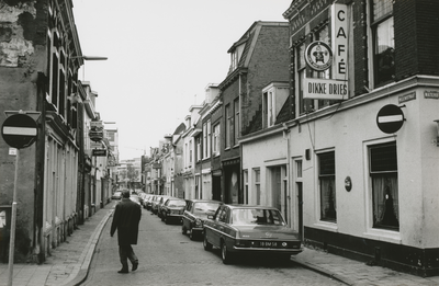 863693 Gezicht in de Willemstraat te Utrecht, vanaf de Waterstraat, met rechts café Dikke Dries (Waterstraat 32) en op ...